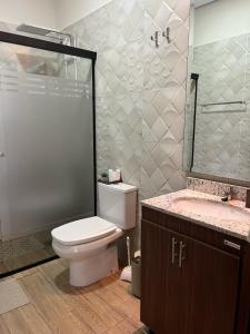 La salle de bains est pourvue de toilettes, d'une douche et d'un lavabo. dans l'établissement Quinta El Escondido, à San Bernardino