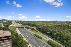 een bovengronds uitzicht op een snelweg met verkeer erop bij Townhouse in Marietta in Marietta