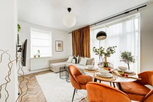 a living room with a table and chairs and a couch at Beautiful 2bedroom close to Brick Lane in London