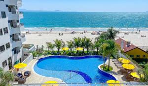 vistas a la piscina y a la playa en Hotel Palace 1, en Florianópolis