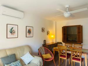 ein Wohnzimmer mit einem Sofa und einem Tisch in der Unterkunft Green Palmeral Los Locos Torrevieja in Torrevieja
