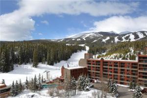 - une vue sur un complexe enneigé avec des montagnes dans l'établissement Slope Side Ski In Ski Out at Beaver Run Resort, à Breckenridge