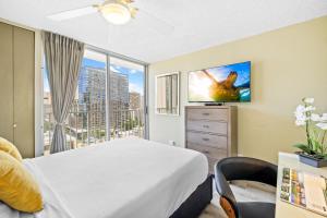 - une chambre avec un lit et une grande fenêtre dans l'établissement Pacific Monarch - 1 BR - Ocean and City Views!, à Honolulu