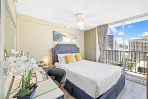 - une chambre avec un lit, un bureau et une fenêtre dans l'établissement Pacific Monarch - 1 BR - Ocean and City Views!, à Honolulu