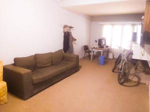 ein Wohnzimmer mit Sofa und Fahrrad darin in der Unterkunft Lo de Juan in Godoy Cruz