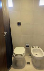 een badkamer met een toilet en een wastafel bij Alquiler Temporario Rafaela in Rafaela