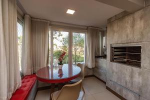 comedor con mesa de cristal y chimenea en Don Raul - Stay House Temporada, en Canela