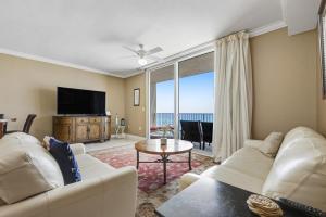 sala de estar con sofá y TV en Exceptional Tidewater 403 Condo Overlooking the Gulf! Stunning!, en Panama City Beach