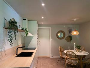 uma cozinha e sala de jantar com uma mesa e um balcão em Cozy and newly renovated appartment em Kristiansand