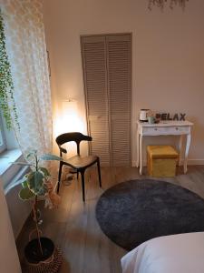 ein Schlafzimmer mit einem Tisch, einem Stuhl und einem Schreibtisch in der Unterkunft Elise cornu in Mantry