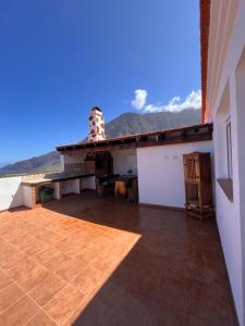 een grote patio met een tafel en een gebouw bij Casa Valentina El Hierro in Frontera