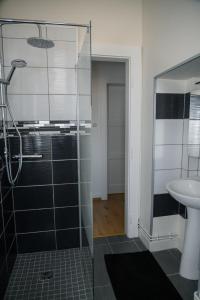een badkamer met een glazen douche en een wastafel bij Christophe in Basse-Yutz