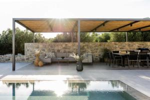 Bazén v ubytování Beach Villas in Crete - Alope & Ava member of Pelagaios Villas nebo v jeho okolí + 26 fotografií