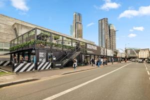 een gebouw met trappen aan de straatkant bij Apartment in Shoreditch/ Old St in Londen