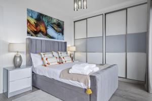 1 dormitorio con 1 cama grande y paredes de cristal en Landscape View by Madeira Sun Travel, en Canhas