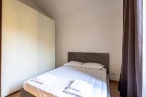 een slaapkamer met een bed met twee handdoeken erop bij Vatican Andrea's house in Rome