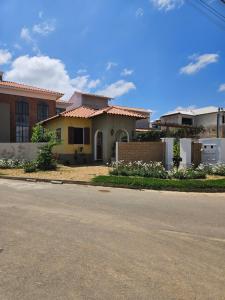 une maison sur le côté de la route dans l'établissement Chalé Arcos do Sol - Carrancas, à Carrancas