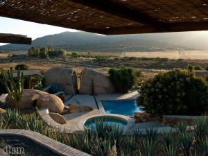 un complexe avec une piscine et une vue sur le désert dans l'établissement La Villa del Valle, à Valle de Guadalupe