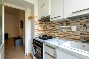 A kitchen or kitchenette at Vatican Andrea's house