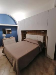 ein Schlafzimmer mit einem großen Bett und einem Spiegel in der Unterkunft Casa dell’Assunta in Trani