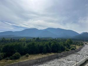 une vue sur une chaîne de montagnes depuis une route dans l'établissement Regnum Bansko, à Bansko