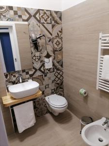 ein Bad mit einem WC und einem Waschbecken in der Unterkunft Casa dell’Assunta in Trani