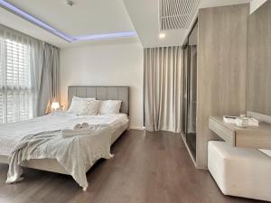 Postel nebo postele na pokoji v ubytování Bangkok Asok Circle REIN Sukhumvit 12#2BR&3BR#Pool&Gym#Near Terminal 21
