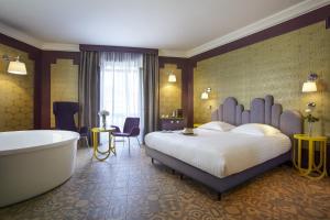 Postel nebo postele na pokoji v ubytování Grand Hôtel du Midi Montpellier - Opéra Comédie