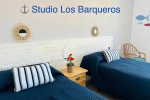 ein Schlafzimmer mit 2 Betten und ein Schild, das Studio los barrieres liest in der Unterkunft El Castillito Studios in Buenavista del Norte