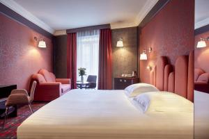 Postel nebo postele na pokoji v ubytování Grand Hôtel du Midi Montpellier - Opéra Comédie