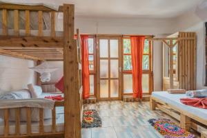 ein Schlafzimmer mit 2 Etagenbetten und ein Wohnzimmer in der Unterkunft Banana Farm Eco Hostel in Arusha