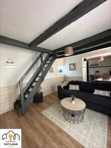 Yffiniac的住宿－Maisonnette de la Baie Seh’Loué，客厅配有沙发和桌子