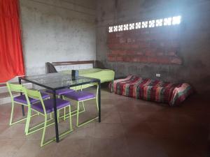 a room with a table and chairs and a bed at Quiero finquear in Manizales