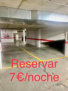un garaje vacío con las palabras de reserva de emergencia en Casa Cristina - Rioja II en Cenicero
