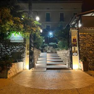 een loopbrug die 's nachts naar een gebouw leidt bij Villa Euchelia in Castrocielo
