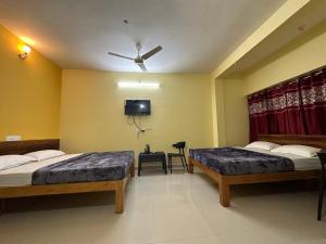 The Kaya Inn Srirangam客房内的一张或多张床位