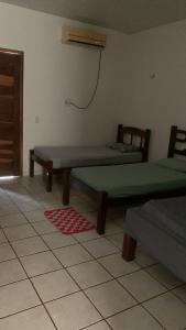 uma sala de estar com duas camas e uma mesa em Almeida hotel 