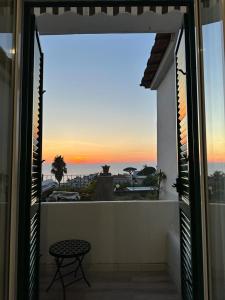 een balkon met een tafel en uitzicht op de oceaan bij B&B il Rio in Anacapri