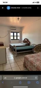 uma fotografia de um quarto com duas camas num quarto em Almeida hotel 