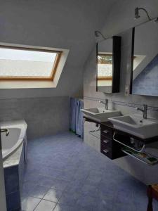 une grande salle de bains avec deux lavabos et une fenêtre dans l'établissement Magnifique villa de 4 chambres 140 m2 à 1,5 km de la mer, à Pleumeur-Bodou