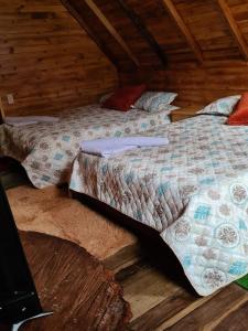 1 dormitorio con 1 cama en una habitación de madera en Cabañas del bosque, en Choachí