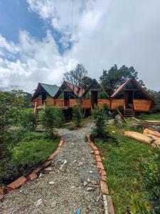una casa en una colina con un camino que conduce a ella en Cabañas del bosque, en Choachí