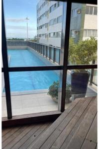 una ventana con vistas a la piscina en Betel Beach Flat Internacional Boa Viagem, en Recife