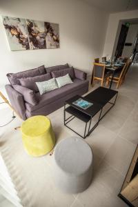 - un salon avec un canapé violet et un tabouret jaune dans l'établissement 54 Diseño Urbano, à Ushuaia