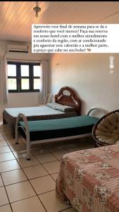 um quarto com duas camas num quarto em Almeida hotel 