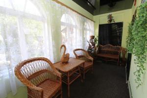 - une salle à manger avec une table, des chaises et des fenêtres dans l'établissement Котедж "Явірник", à Tatariv