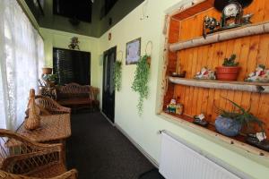 タターリウにあるКотедж "Явірник"の籐の椅子と木の壁の廊下
