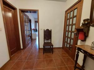 ポルトにあるVale Formoso Apartmentの廊下(椅子付)、ドア付きの部屋