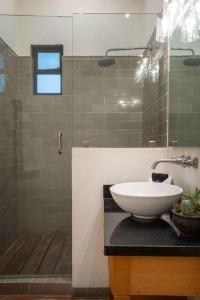 uma casa de banho com um lavatório e um chuveiro em Elegant 3BR Home with Rooftop & Grill in Centro San Miguel em San Miguel de Allende