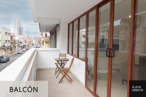 Apartamento nuevo en Veracruz Centro في فيراكروز: شرفة على طاولة وكراسي في مبنى